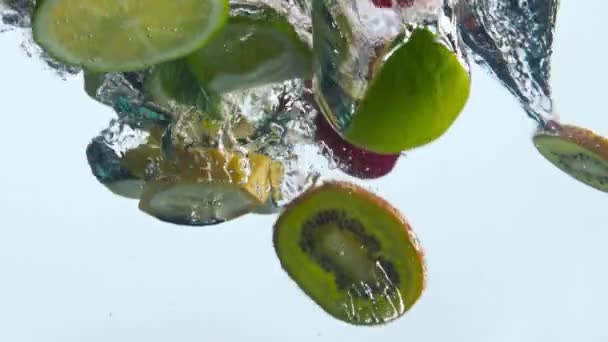 Gemischte Saftige Früchte Fallen Klares Wasser Mit Spritzern Superzeitlupe Leckere — Stockvideo