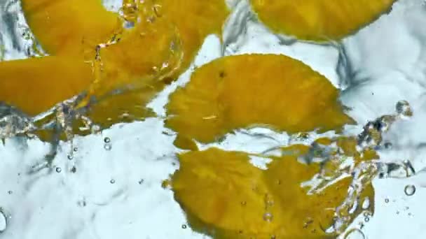 Detailní Čerstvé Chutné Ananas Tekoucí Průhledné Vody Bílém Pozadí Sladké — Stock video
