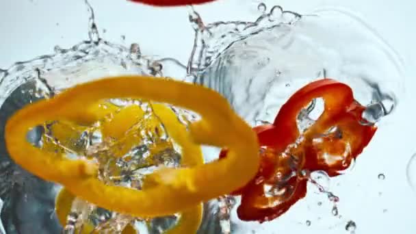 신선하고 후추는 동작으로 액체가 노란색의 맛있는 파프리카가 튀기고 있습니다 생활을 — 비디오