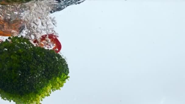 Свіжий Овоч Падає Чиста Вода Бризками Дуже Повільному Русі Крупним — стокове відео