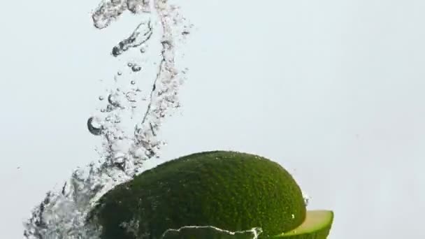 Reife Frische Avocadostücke Die Wasser Mit Blasen Superzeitlupe Großaufnahme Spritzen — Stockvideo
