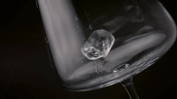 Glaçons Froids Tombant Gobelet Transparent Fermer Bloc Congelé Remplissant Verre — Photo