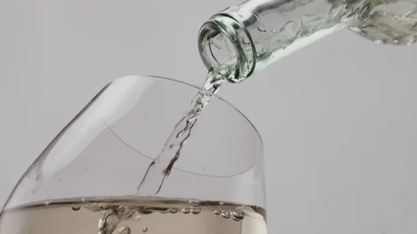 Μπουκάλι Γυάλινο Ρίχνει Λευκό Κρασί Κλασικό Ποτήρι Κοντά Λαμπερή Σαμπάνια — Φωτογραφία Αρχείου