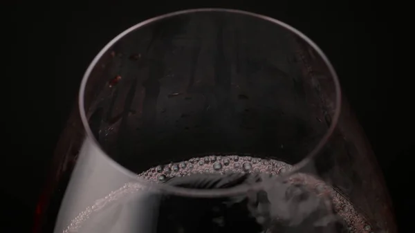 Rotweintröpfchen Tropfender Glasbecher Superzeitlupe Großaufnahme Tropfen Von Alkohol Fallen Auf — Stockfoto