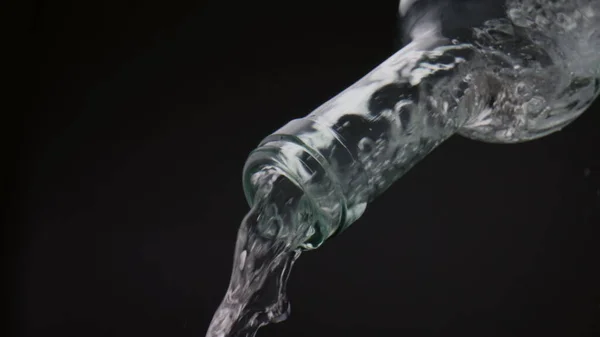 Frisches Wasser Spritzt Superzeitlupe Aus Einer Glasflasche Großaufnahme Faszinierender Blick — Stockfoto