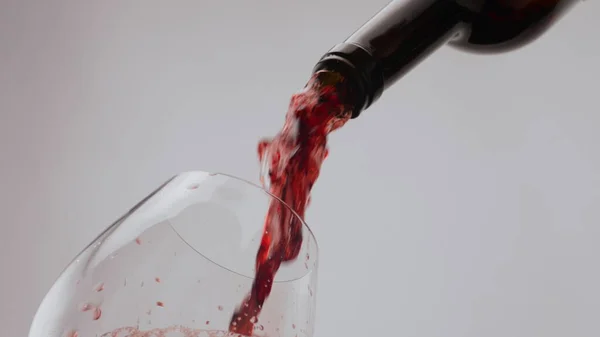 Gourmet Rode Merlot Stromende Transparante Wijnglas Witte Achtergrond Close Stream — Stockfoto