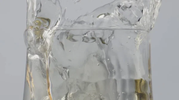 Splashes Vin Blanc Gobelet Transparent Fermer Cube Glace Tombant Dans — Photo