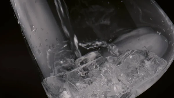 Tunn Vatten Sipprar Fyllning Glas Med Isbitar Närbild Klar Dryck — Stockfoto