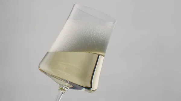 Шипящее Шампанское Сверкающее Элегантном Стеклянном Кубке Вблизи Последний Капельный Напиток — стоковое фото