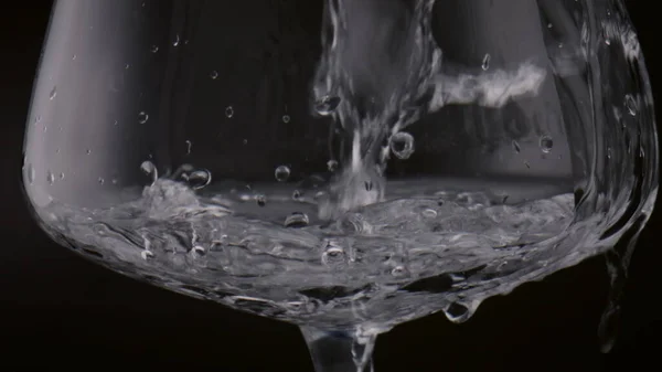 Πιτσίλισμα Καθαρού Νερού Διάφανο Κύπελλο Μαύρο Φόντο Από Κοντά Κρύσταλλο — Φωτογραφία Αρχείου