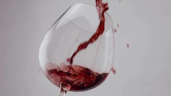 Kristallbecher Gefüllt Mit Rotwein Auf Weißem Hintergrund Großaufnahme Strömen Köstlichen — Stockfoto