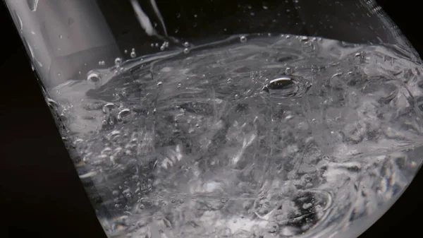 Häll Sötvatten Glas Med Isbitar Nära Håll Crystal Vätskefyllning Transparent — Stockfoto