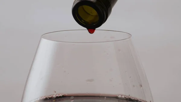 Heerlijke Rode Wijn Druipt Beker Uit Fles Close Gourmet Rose — Stockfoto