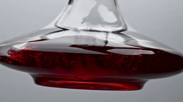 Großaufnahme Dekanter Schüttelt Rotwein Superzeitlupe Rotweinoberfläche Winkt Glasschale Rosengetränk Aus — Stockfoto