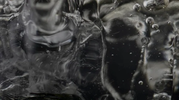Kostki Lodu Spadły Przezroczystym Smacznym Drinku Zamrożone Bloki Pływające Bąbelkami — Zdjęcie stockowe