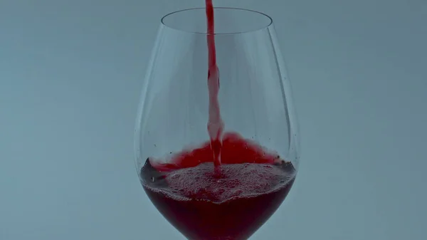 Şarap Kadehinden Süzülen Şeffaf Bir Içki Kırmızı Şarap Kadehte Ağır — Stok fotoğraf