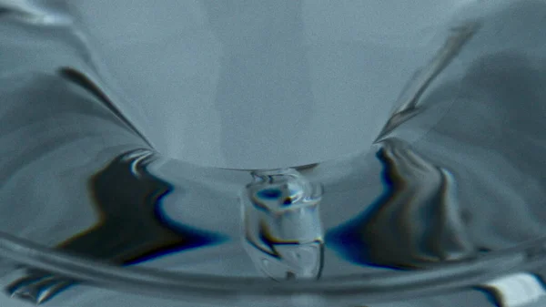 Παγωμένο Κοκτέιλ Δημιούργησε Χωνί Μέσα Γυάλινα Σκεύη Διαφανής Υδραγωγείο Δίνη — Φωτογραφία Αρχείου