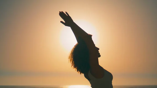 Silhouette Fiatal Felemeli Kezét Felhők Nélküli Álló Strand Nyári Reggeli — Stock Fotó