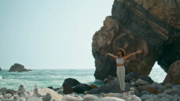 Pokojowa Szczupła Dziewczyna Ćwicząca Kamiennym Wybrzeżu Podnosząca Ręce Nieba Afroamerykanka — Zdjęcie stockowe