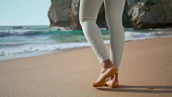 Islak Kumsalda Yürüyen Bir Kadın Güzel Bir Kumsal Deniz Kıyısında — Stok fotoğraf