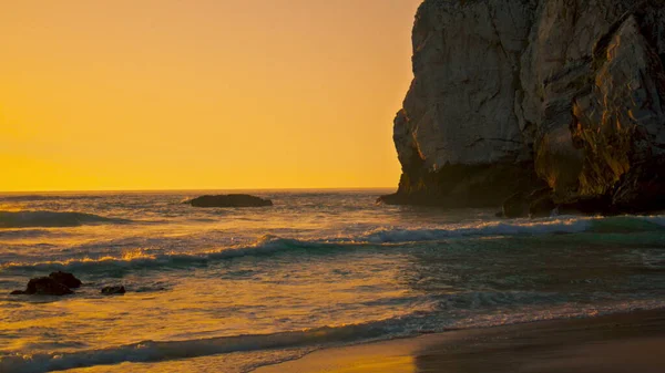 Scogliere Pietra Portogallo Ursa Spiaggia Che Sorge Sopra Superficie Dell — Foto Stock