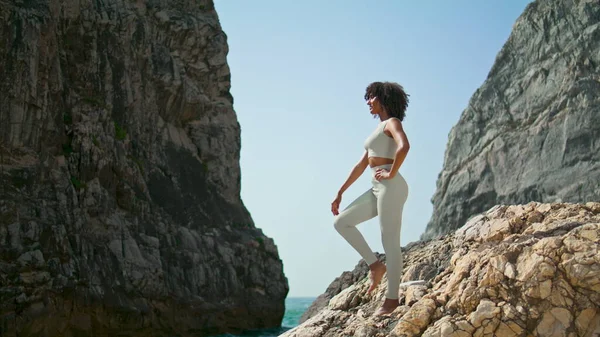 Femme Sportive Faisant Yoga Asana Debout Bord Mer Rocheux Journée — Photo