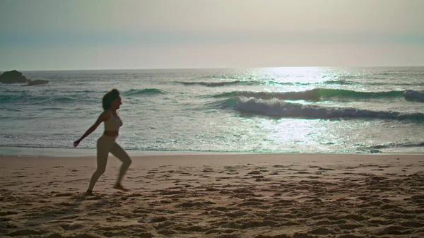 Energiczna Kobieta Biegająca Piaszczystej Plaży Ciesząca Się Pięknym Wschodem Słońca — Zdjęcie stockowe