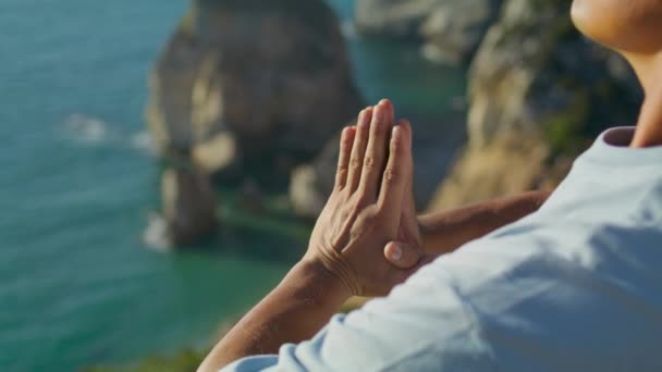 Hombre Manos Meditando Gesto Namaste Primer Plano Tipo Practicando Yoga — Vídeo de stock