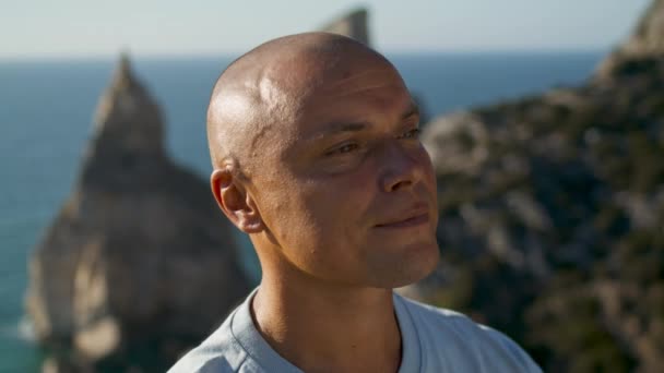 Portrét Muže Relaxující Výhled Oceán Letním Slunci Šťastný Turista Odpočinku — Stock video
