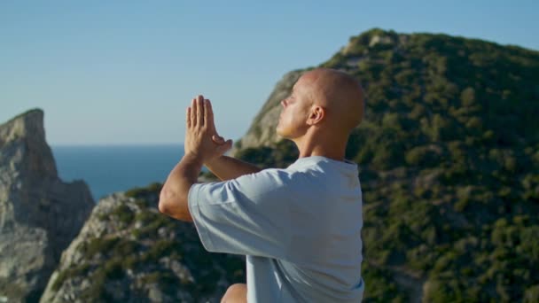 Hombre Atlético Practicando Yoga Luz Del Sol Del Acantilado Hermoso — Vídeo de stock
