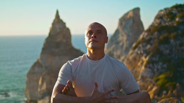 Güçlü Adam Güzel Okyanus Kayalıklarında Yoga Yapıyor Odaklanmış Zinde Bir — Stok video