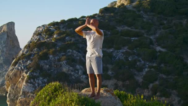 Konzentrierter Mann Praktiziert Yoga Schönen Ozeanklippe Morgen Yogi Relax Atmet — Stockvideo