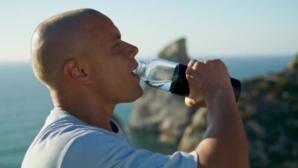 Ajuste Chico Beber Agua Luz Del Sol Impresionante Vista Mar — Vídeo de stock