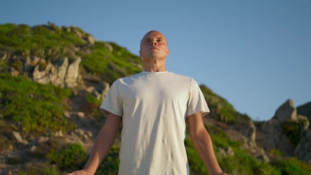 Athlete Breathing Yoga Position Green Mountain Focused Man Making Namaste — Stock Video