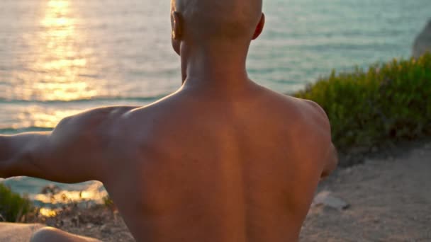 Sportowiec Bliska Trenuje Przy Zachodzie Słońca Muskularny Mężczyzna Widokiem Ocean — Wideo stockowe
