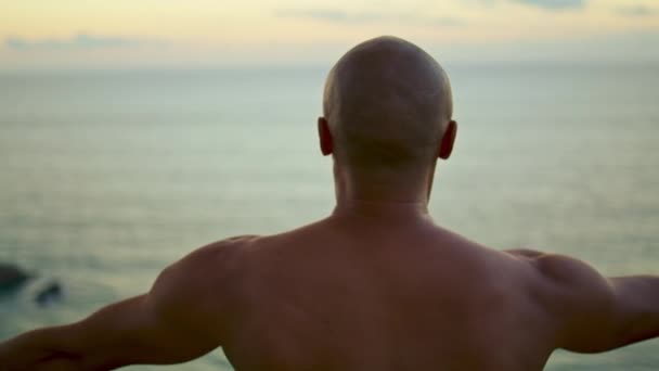 美しい海の朝のクローズアップでヨガの精神的な運動を練習アスリート 認識されていない筋肉質のはげ男の訓練はトップレス屋外に集中 禅の生活様式のように 内和バランスコンセプト — ストック動画