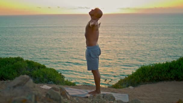 Silny Człowiek Ćwiczący Jogę Pięknym Oceanicznym Zachodzie Słońca Skupiony Topless — Wideo stockowe