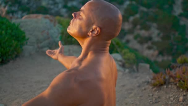 햇빛을 가리며 해변에서 휴식을 취하는 명상하는 근육질 남성등을 있습니다 대머리 — 비디오