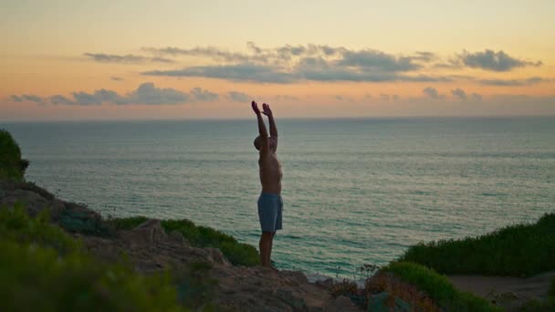 Sunset Yogi Trening Sylwetki Stojąc Głową Klifie Oceanu Pasujący Mężczyzna — Wideo stockowe