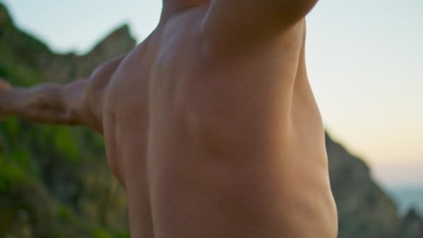Muskularne Ciało Mężczyzny Rozciągające Się Górach Skupiony Sportowiec Ćwiczy Jogę — Wideo stockowe