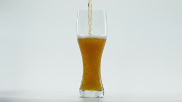Corriente Cerveza Fría Trigo Lager Que Fluye Vidrio Transparente Fondo — Vídeos de Stock