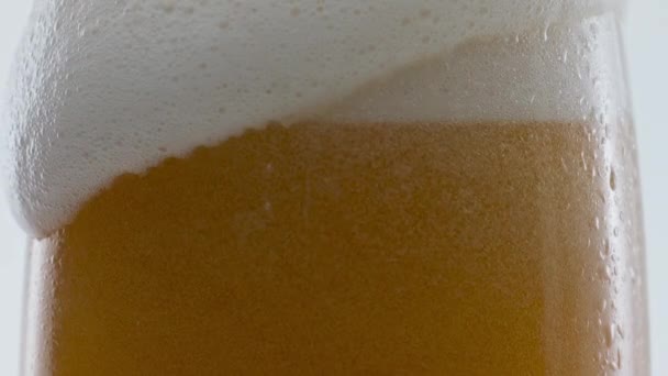 Bulles Savoureuses Mousse Bière Coulant Vers Bas Condensation Recouverte Verre — Video