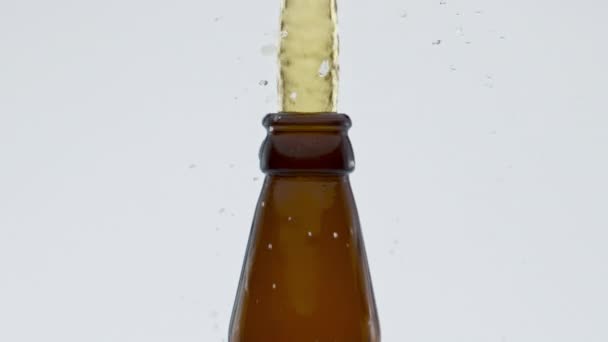 Metalowe Nakrętki Wyskakujące Butelki Piwie Bardzo Zwolnionym Tempie Eksplozja Tryskająca — Wideo stockowe