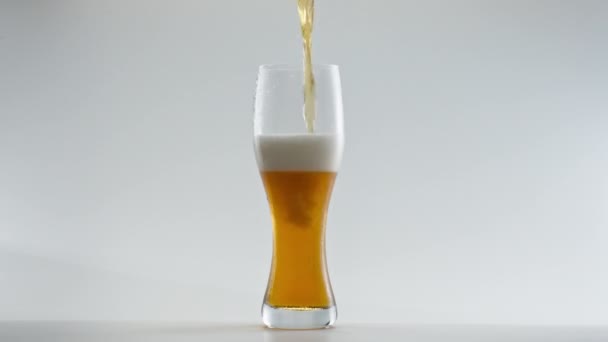 Frais Savoureux Bière Bière Lager Remplissage Verre Clair Ralenti Super — Video