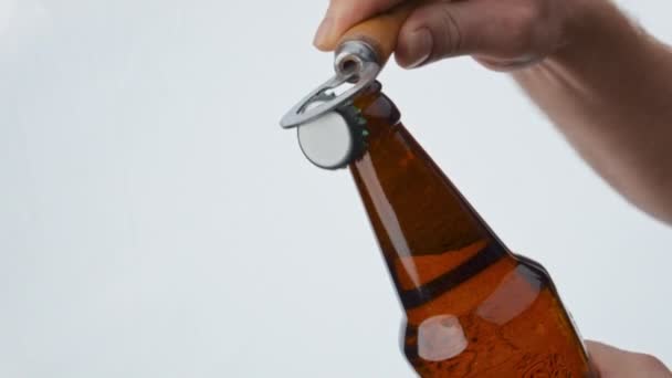 Bouteille Verre Bière Ouverture Main Homme Gros Plan Avec Ouvre — Video