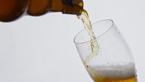 Birra Fresca Dorata Versata Dalla Bottiglia Marrone Vetro Trasparente Super — Video Stock