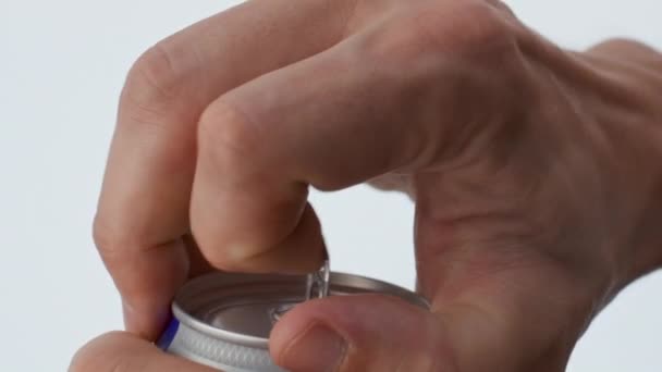Closeup Man Hand Openen Metalen Blik Koud Ambachtelijk Bier Super — Stockvideo