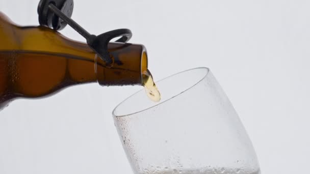 Świeże Piwo Lager Wylewa Się Brązowej Butelki Przezroczystego Szkła Super — Wideo stockowe