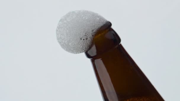 Espuma Cerveza Exuberante Que Fluye Del Cuello Botella Vidrio Después — Vídeo de stock