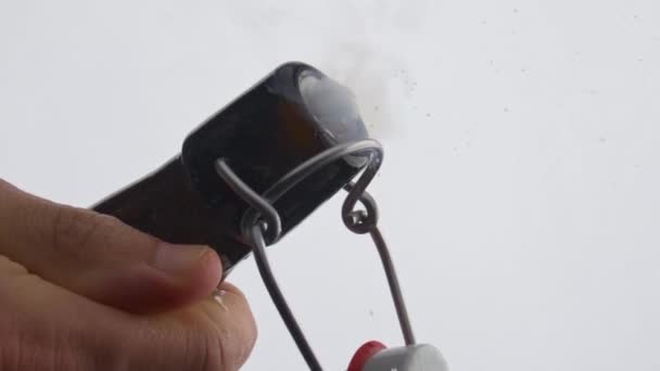 못하는 사람들이 에서의 압력에 마개가 열리는 동작으로 가벼운 연기를 내뿜고 — 비디오